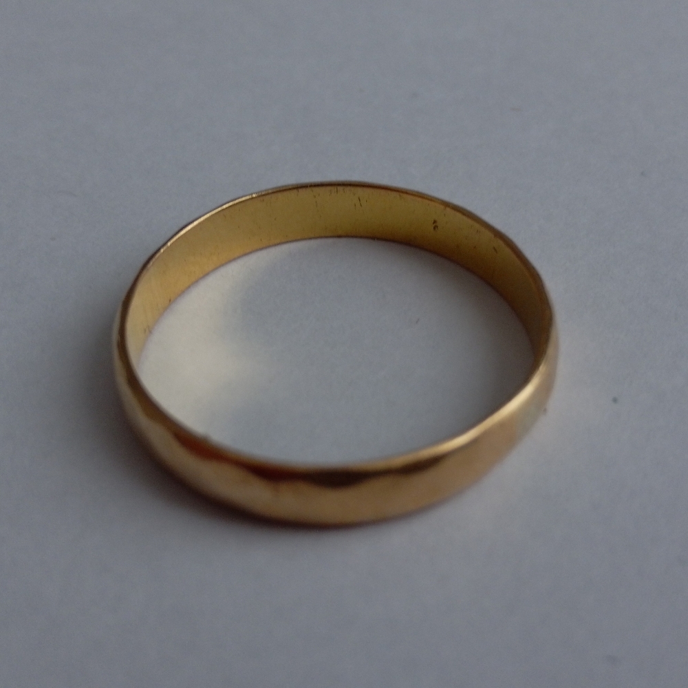 Stunning 18k gold engagement ring  size 8, 5